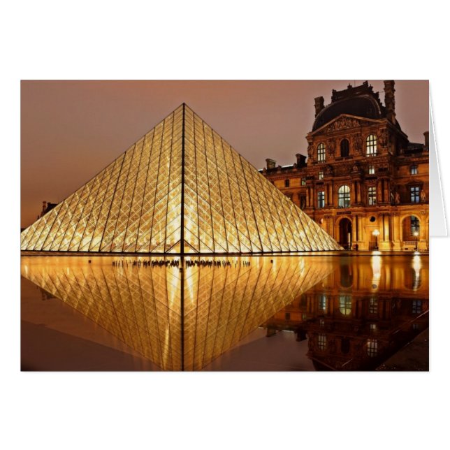 La pyramide de Louvre dans la cour du Louvre (Devant Horizontal)
