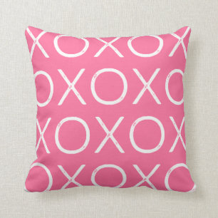 La rose indien étreint et embrasse le coussin de