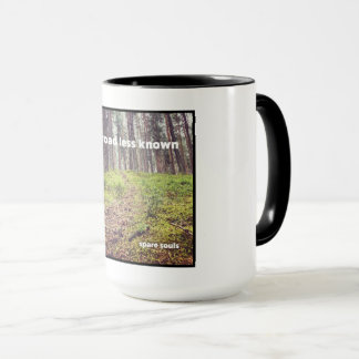 "La route moins connue" Mug par Âmes de rechange