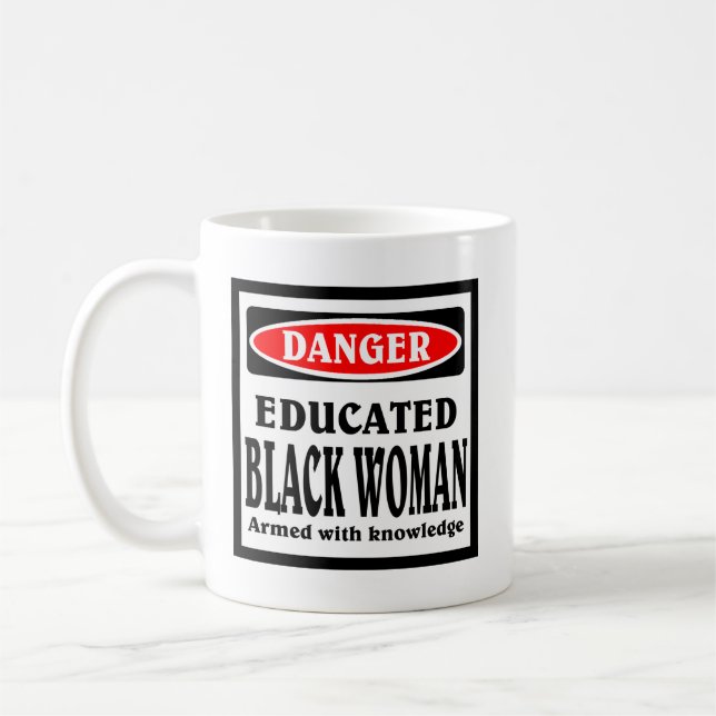 La tasse à café de Black Woman instruite. (Gauche)