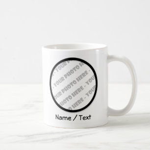 La tasse ronde blanche de photo et de textes -
