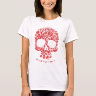 La terre rit dans des femmes de T-shirt de fleurs