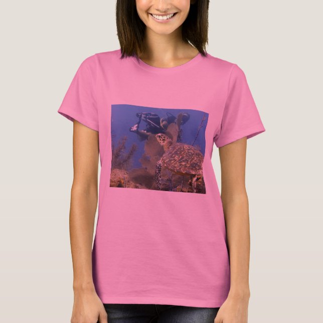 La tortue trouve le T-shirt de plongeur (Devant)
