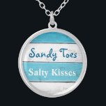 La turquoise Sandy botte le collier salé de<br><div class="desc">Ces amusement et collier plaqué par argent tropical est accentué avec l'énonciation mignonne "baisers salés d'orteils de Sandy" sur une turquoise et un arrière - plan rayé blanc,  faisant lui un cadeau doux pour la jeune mariée,  aux demoiselles d'honneur ou à la demoiselle de honneur.</div>