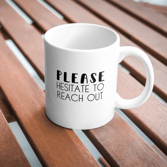 La Typographie Drôle Hésitent À Atteindre La Mug D (Créateur téléchargé)