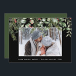 La verdure d'hiver | Vacances photo Pine and Berri<br><div class="desc">La verdure d'hiver | Pine et Berries Photo Holiday Card - Quelle belle façon d'envoyer vos souhaits de vacances cette saison. Carte avec votre photo avec la verdure d'hiver naturelle et les baies sèches. Le message d'accueil de la carte indique "Chaleureux voeux d'hiver" avec votre nom de famille et votre...</div>