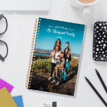 La vie de votre famille Ajouter le nom et la photo<br><div class="desc">Planificateur de famille personnalisé avec votre photo de famille et votre nom de famille avec The Life of Your Family dans un design élégant. L'arrière présente un aspect noir et rose de marbre doré. Restez organisé l'année prochaine avec ce planificateur familial personnalisé imprimé avec votre photo, votre nom de famille...</div>