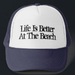 La vie est meilleure à la plage drôle de casquette<br><div class="desc">La vie est meilleure à la plage chapeau camionneur beige brun pour la pêche et plus encore. Citation de bonheur mignon / dicton d'inspiration drôle avec typographie vintage. Design d'apparence défraîchi cool. idée cadeau cool pour une nouvelle maison, fête de retraite, maison de plage, navigation de plaisance / voile etc....</div>