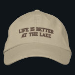 La vie est meilleure au lac beige brodé casquette<br><div class="desc">La vie est meilleure au casquette beige du lac brodé. Drôle idée cadeau de retraite pour les hommes. Idéal aussi pour les retraités ou les pêcheurs. Casquette couleur et texte personnalisés.</div>