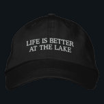 La vie est meilleure au lac cool brodé casquette<br><div class="desc">La vie est meilleure chez le cool  brodé casquette. Drôle idée cadeau de retraite pour les hommes. Idéal aussi pour les retraités ou les pêcheurs. Couleurs noir et blanc ou personnalisées.</div>