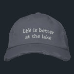 La vie est meilleure au lac gris brodé casquette<br><div class="desc">La vie est meilleure chez le casquette brodé gris lac. Drôle idée cadeau de retraite pour les hommes. Idéal aussi pour les retraités ou les pêcheurs. Couleurs gris et blanc ou personnalisées. Casquette avec des déchirures et des fils amples.</div>