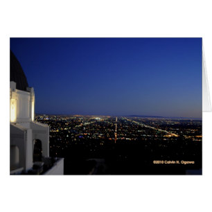 La ville crépusculaire allume l'observatoire