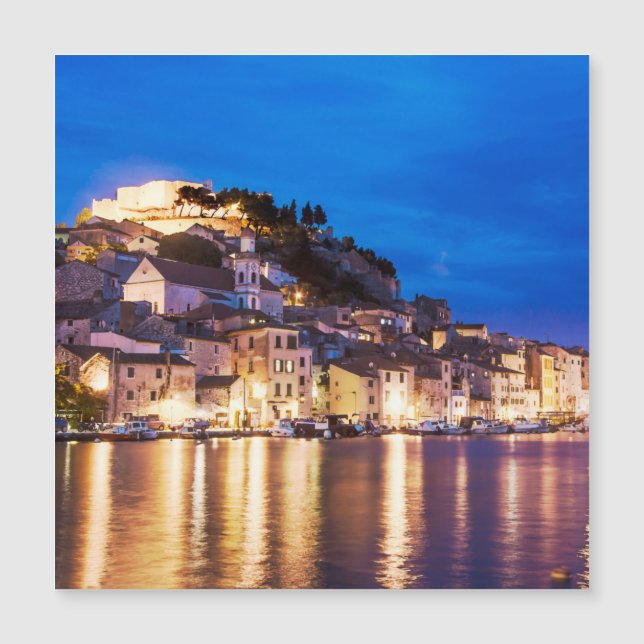 La ville croate de Sibenik la nuit (Devant)