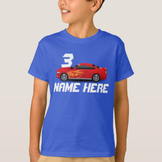 La voiture de sport rouge flambe le T-shirt de