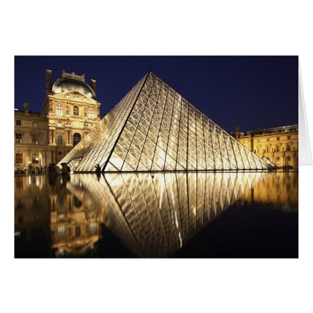 La vue nocturne de la Pyramide de verre du Musée d (Devant horizontal)