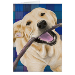 Labrador blond souriant avec joie, mâchant un