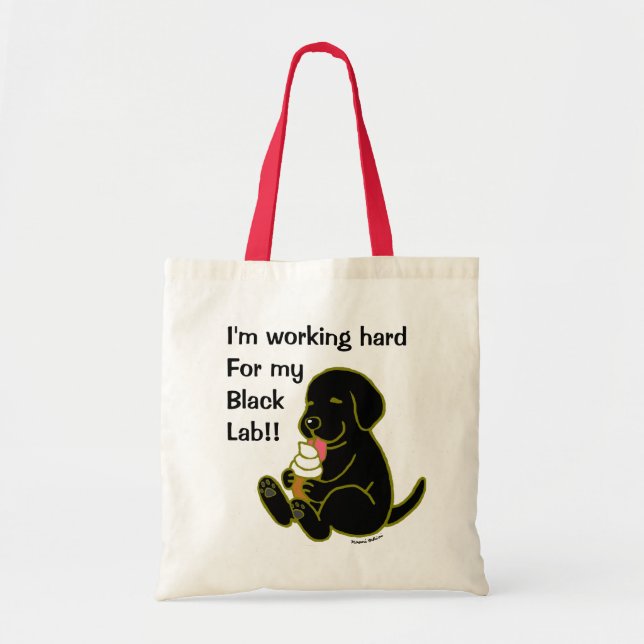 Labrador noir léchant le sac fourre-tout à crème (Devant)