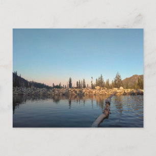 Lac alpin, carte postale de rivage rocheux
