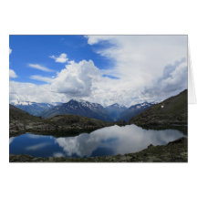 Lac alpin et nuages