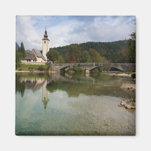 Lac Bohinj avec église en Slovénie aimant