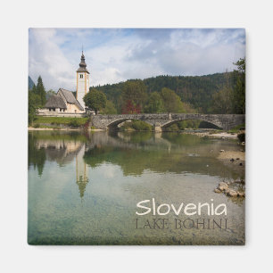 Lac Bohinj avec église en Slovénie texte aimant