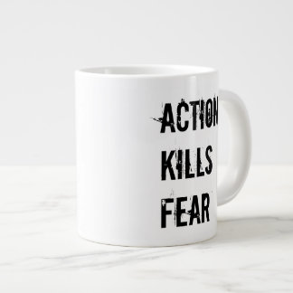 L'action tue la tasse de café enorme de crainte