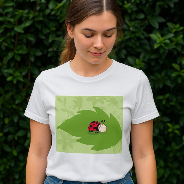 Ladybug On A Leaf Womens T-Shirt (Créateur téléchargé)