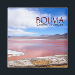 Laguna Colorada en Bolivie aimant texte<br><div class="desc">Aimant photo souvenir carré du lac Rouge, ou Laguna Colorada, sur l'Altiplano près d'Uyuni dans la réserve nationale Eduardo Avaroa en Bolivie à 4300 m au-dessus du niveau de la mer. La couleur rouge de l'eau est causée par les sédiments et les algues. La partie blanche est le sel de...</div>