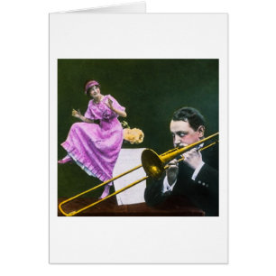 L'aileron de trombone de jeux d'homme danse sur la