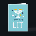 Laissons-nous ! | Carte de voeux Hanoukka amusante<br><div class="desc">La carte de voeux drôle Hanoukka présente un arrière - plan bleu turquoise avec "Let's get lit" et une illustration de menorah éclairée avec des étoiles bleues et blanches. Customisez l'intérieur avec un message et une signature Hanoukka pré-imprimés.</div>
