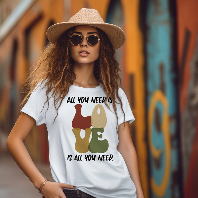 L'amour est tout ce dont vous avez besoin T-shirt (Créateur téléchargé)