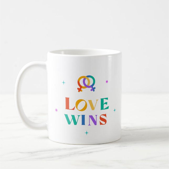 L'amour gagne la Mug à café à deux tons arc-en-cie (Gauche)