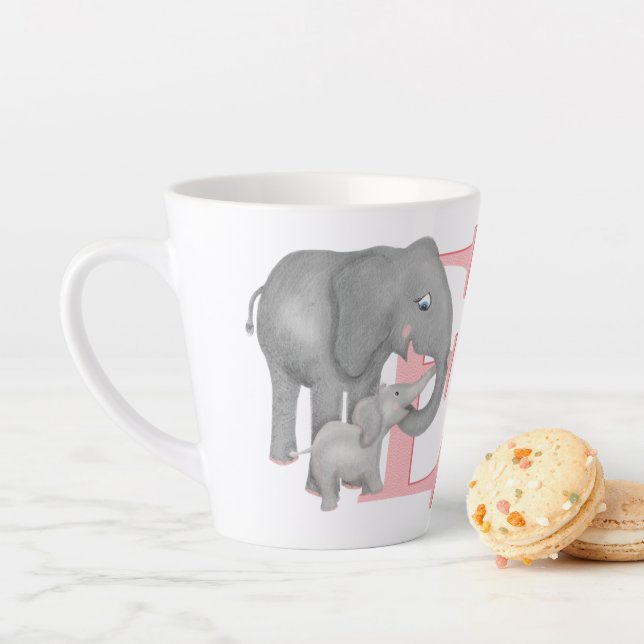 L'animal ABC E est pour la mug en latte d'éléphant (En situation)