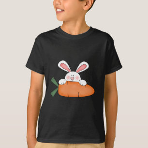 Lapin avec des T-shirts et des cadeaux de carotte