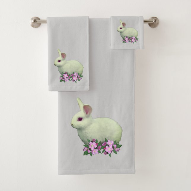Lapin blanc et fleurs de pommier sur gris clair (En situation)