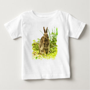 Lapin Brown en T-shirt bébé en herbe verte