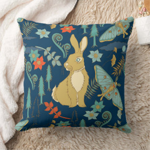 Lapin dans le coussin de forêt