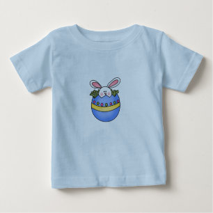 Lapin dans le T-shirt bleu de Pâques d'oeufs