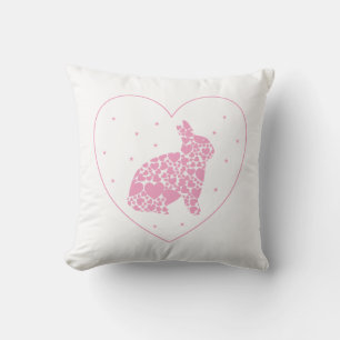 Lapin dans un coussin blanc de coeur