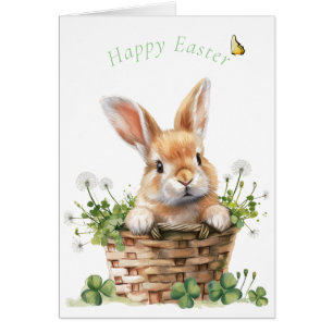 Lapin dans un panier avec des coussins de trèfle e