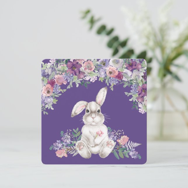 Lapin de Pâques assis dans les fleurs Carte  (Debout devant)