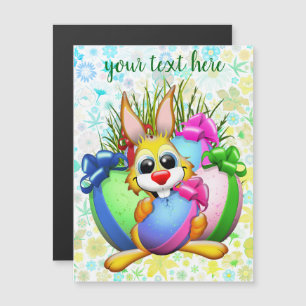 Lapin drôle mordant un œuf de Pâques