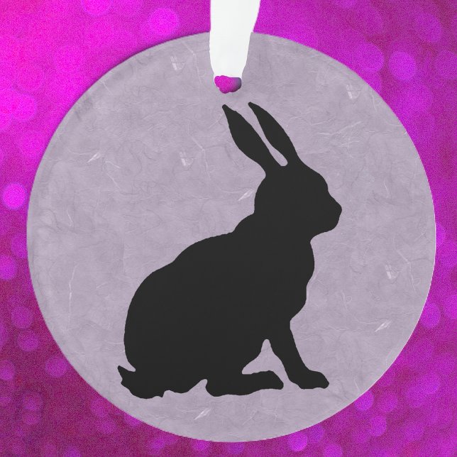 Lapin noir Silhouette Lapin de Pâques (Sitting black rabbit in silhouette on pretty marbled purple on ceramic ornament.)