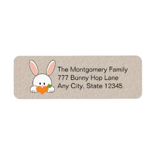 Lapin tenant les étiquettes de adresse de retour