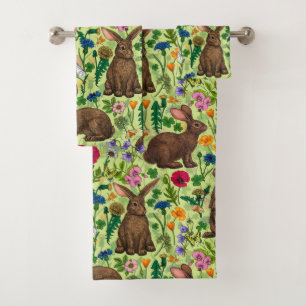 Lapins et fleurs sauvages sur le vert miel