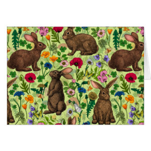 Lapins et fleurs sauvages sur le vert miel