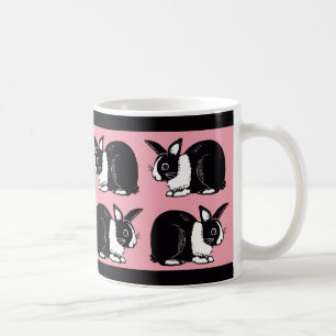 Lapins noirs et blancs roses et tasse noire