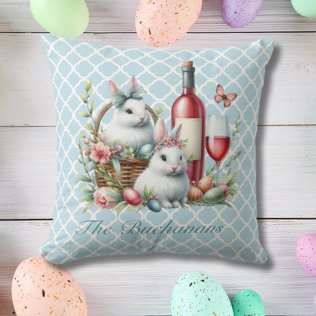 Lapins Whimsical & Vin Oreiller de Pâques (Bunnies and wine editable name pillow)