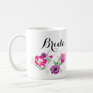 L'aquarelle de jeune mariée fleurit la tasse