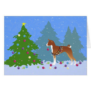 L'arbre décoratif de Basenji dans la forêt